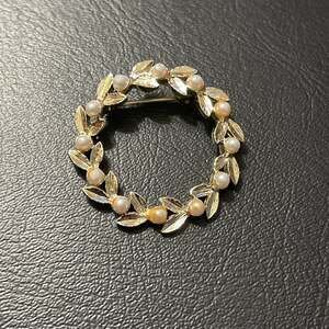 Vintage Avon Gold Tone Faux Pearl Wreath Leaves Brooch Pin